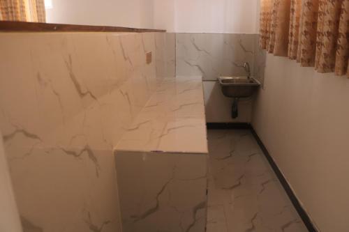 baño con encimera de mármol y lavabo en The Tunnel Corner, en Ramboda