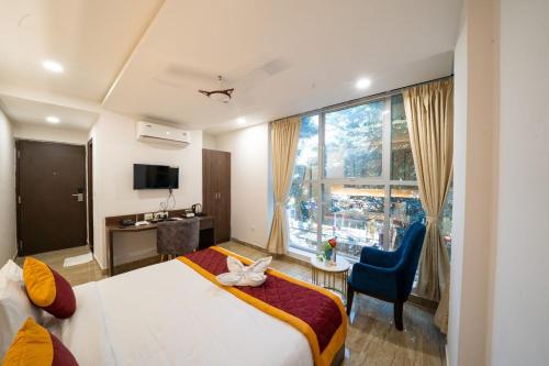 een hotelkamer met 2 bedden en een raam bij Bangalore Times in Bangalore