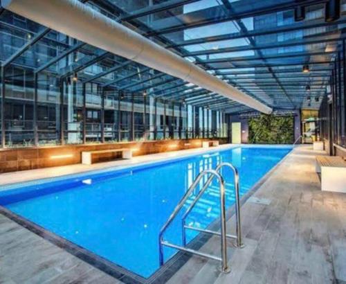 Πισίνα στο ή κοντά στο Southbank Serenity 2BR, FREE Parking, and Wi-Fi