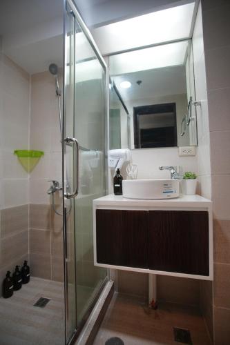 een badkamer met een wastafel en een douche bij Millenia Suites Cozy Studio Unit 3003 in Manilla