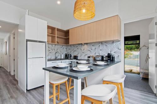Η κουζίνα ή μικρή κουζίνα στο Kotuku Apartment - Kaiteriteri Holiday Unit