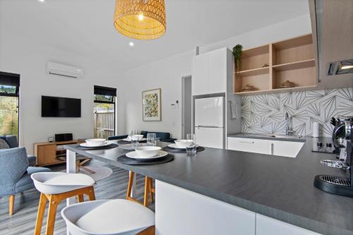 Η κουζίνα ή μικρή κουζίνα στο Kotuku Apartment - Kaiteriteri Holiday Unit