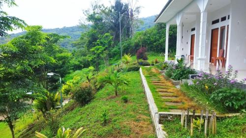 a house on a hill with a garden at Filomena Lodge in Ende