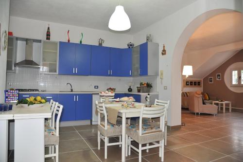 Kitchen o kitchenette sa Cala Bernardo Apartment