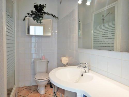 une salle de bain avec un lavabo, des toilettes et un miroir dans l'établissement Appartement 2 pièces, terrasse, proche plage et centre, Le Lavandou - FR-1-251-345, au Lavandou