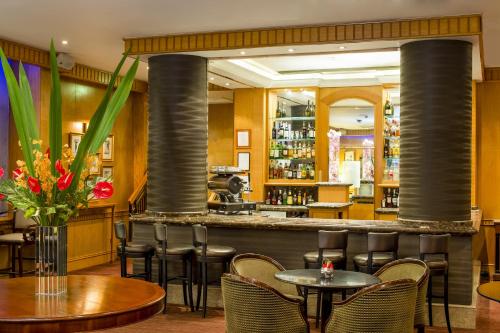 Lounge oder Bar in der Unterkunft Millennium Gloucester Hotel London