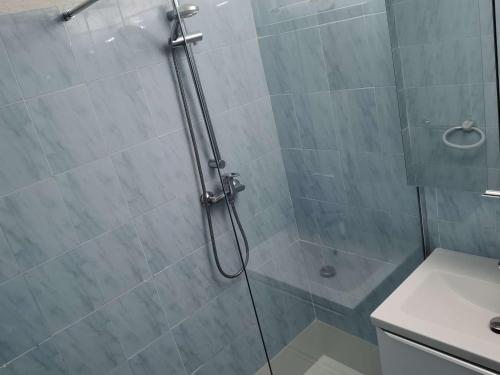 une salle de bain avec une douche avec une porte vitrée dans l'établissement Maison spacieuse climatisée, 3 chambres, terrasse, cuisine neuve, accès direct à la mer, à Marseillan - FR-1-326-719, à Marseillan