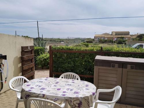 Photo de la galerie de l'établissement Appartement RDC avec Terrasse Sud, 6 Personnes – Parking Privé, Équipé, Proche Mer à Marseillan - FR-1-326-716, à Marseillan