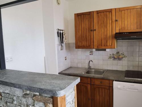 Photo de la galerie de l'établissement Appartement RDC avec Terrasse Sud, 6 Personnes – Parking Privé, Équipé, Proche Mer à Marseillan - FR-1-326-716, à Marseillan