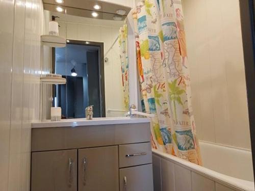 Photo de la galerie de l'établissement Appartement RDC avec Terrasse Sud, 6 Personnes – Parking Privé, Équipé, Proche Mer à Marseillan - FR-1-326-716, à Marseillan