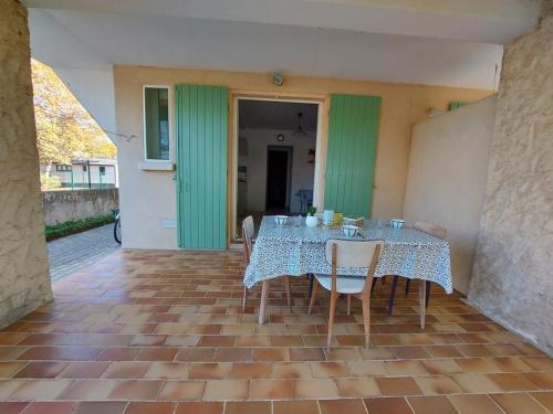 une table et des chaises assises sur une terrasse dans l'établissement Appartement Confortable 4 pers, Terrasse, 500m Plage, Sans TV, Cuisine Équipée - FR-1-326-733, à Marseillan