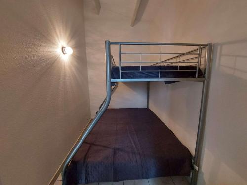 - un escalier avec des lits superposés dans une chambre dans l'établissement Appartement rénové 2 pièces avec mezzanine, terrasse et accès direct plage - FR-1-326-748, à Marseillan