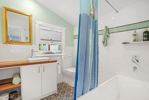 uma casa de banho com um chuveiro, um lavatório e um WC. em Dougys Beach Shack em Kingscliff