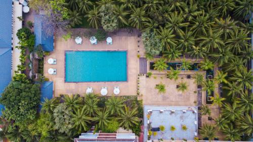 Bazén v ubytování Lotus Blanc Resort nebo v jeho okolí