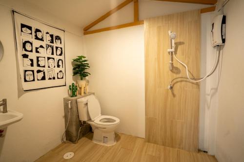 La salle de bains est pourvue de toilettes et d'une cabine de douche. dans l'établissement Tararom ธาราลม, 