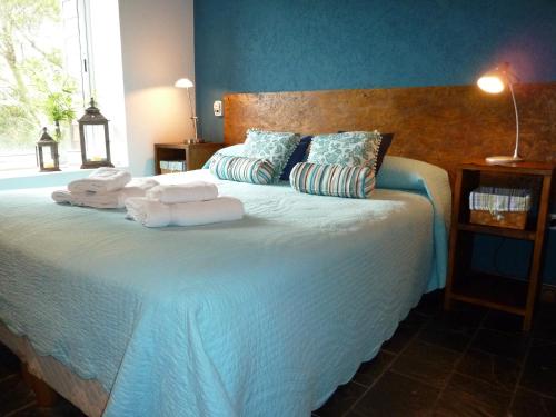 a bedroom with a bed with towels on it at Aguamansa in Las Gaviotas