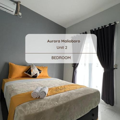 - une chambre avec un lit et 2 serviettes dans l'établissement HOMESTAY AURORA, à Ngabean