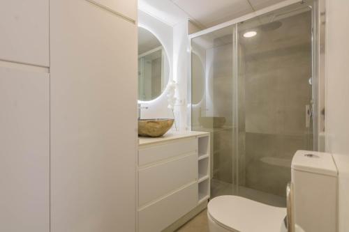 uma casa de banho com um WC e uma cabina de duche em vidro. em Osario Suite Centro Cordoba em Córdoba