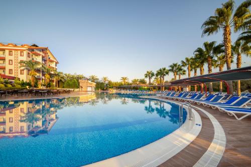 Piscina de la sau aproape de Side Luxury All Inclusive Random Rooms by LookBookHoliday