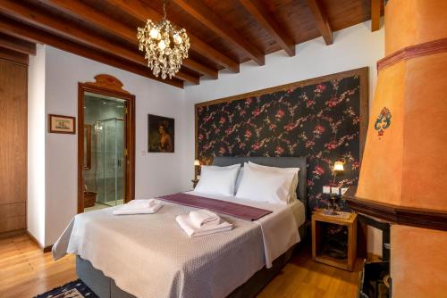 um quarto com uma cama com duas toalhas em Mythic Spa Villa em Rodes