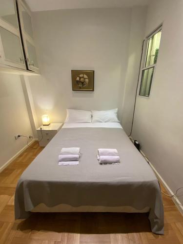 um quarto com uma cama com duas toalhas em Downtown Apartament Retiro em Buenos Aires