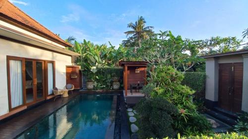 a swimming pool in the backyard of a villa at Ubud Paradise Villa in Ubud