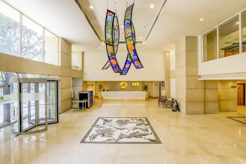 a large lobby with a stained glass chandelier at Lemon Tree Hotel Electronics City in Bangalore