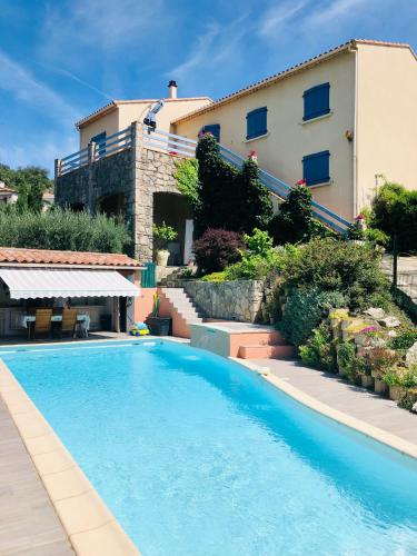 une piscine devant un immeuble dans l'établissement Le domaine des Oliviers ALES Piscine Jacuzzi Sauna, à Alès
