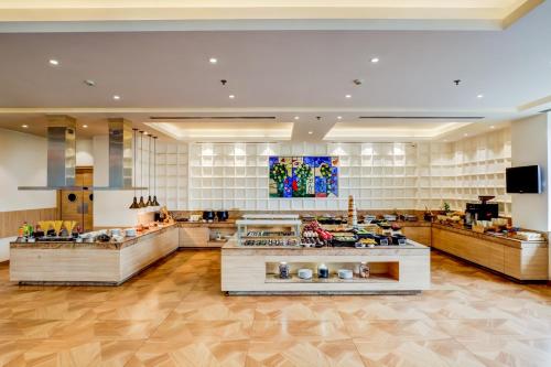 a store with aasteryasteryasteryasteryasteryasteryasteryasteryasteryasteryasteryastery at Lemon Tree Hotel Electronics City in Bengaluru