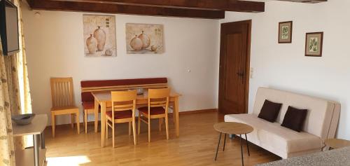 uma sala de estar com uma mesa e um sofá em Ferienwohnung Prokosch em Kirchdorf in Tirol