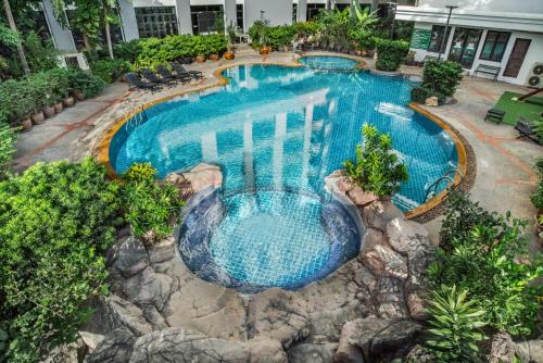 una vista aérea de una piscina en un complejo en Mike Garden Resort - SHA EXTAR PLUS en Pattaya centro
