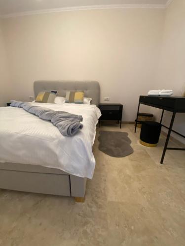 a bedroom with a bed and a desk in it at Apartament Timisoara 5 in Timişoara