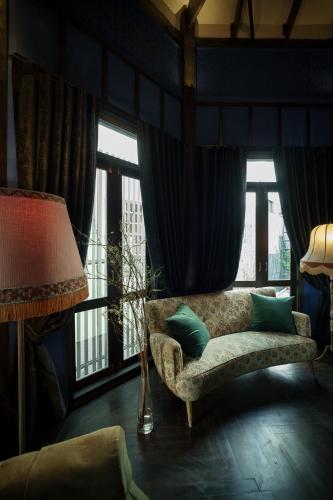 Гостиная зона в Baan Tuk Din Hotel