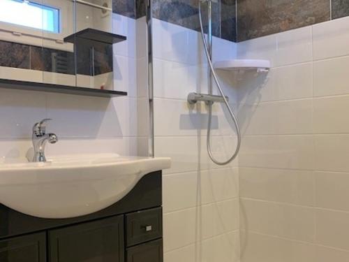 Kúpeľňa v ubytovaní Charmant T3 à 15 min des Thermes de Balaruc, terrasse, clim, wifi et parking gratuit - 4 pers. - FR-1-503-137