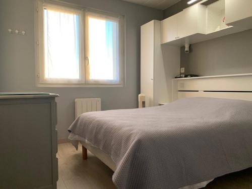 Posteľ alebo postele v izbe v ubytovaní Charmant T3 à 15 min des Thermes de Balaruc, terrasse, clim, wifi et parking gratuit - 4 pers. - FR-1-503-137