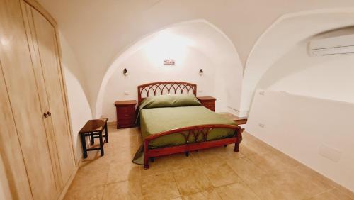 um quarto com uma cama no meio de um quarto em Giada House em Porto Cesareo