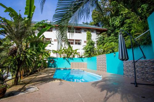 une villa avec une piscine et un bâtiment dans l'établissement Riviera Patong, à Patong Beach