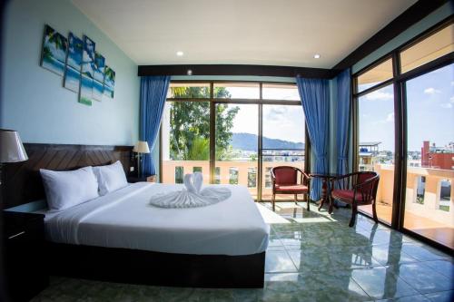 Cette chambre d'hôtel comprend un lit et un balcon. dans l'établissement Riviera Patong, à Patong Beach