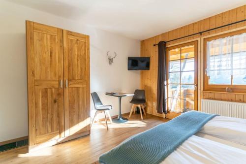 Schlafzimmer mit einem Bett, einem Schreibtisch und einem Fenster in der Unterkunft Finkenhof in Schluchsee
