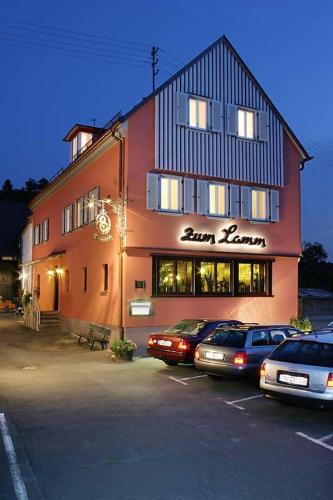 ein Gebäude mit davor geparkt in der Unterkunft Gästehaus Zum Lamm in Lauda-Königshofen