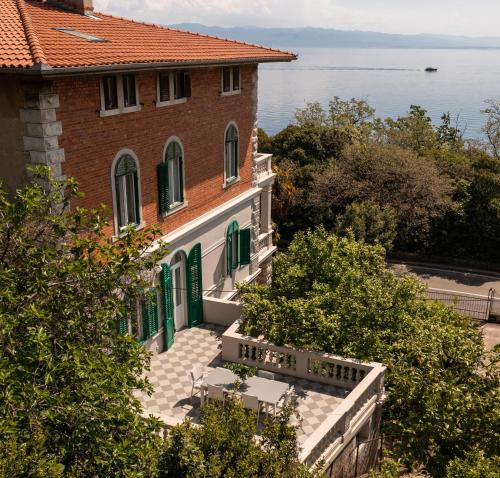 Afbeelding uit fotogalerij van Deluxe Beachfront Apartment Klara, Lovran in Lovran