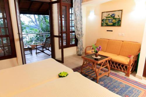 - un salon avec un canapé et une table dans l'établissement Spring of Life, à Colombo