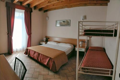 1 dormitorio con litera y escalera en Hotel Agli Ulivi, en Valeggio sul Mincio