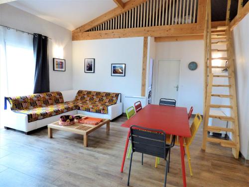 un salon avec un canapé et une table dans l'établissement *Villa Ivoire* Grand jardin-calme-terrain pétanque, à Messanges