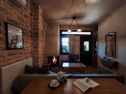 a living room with a table and a couch at Roptro in Dolianá