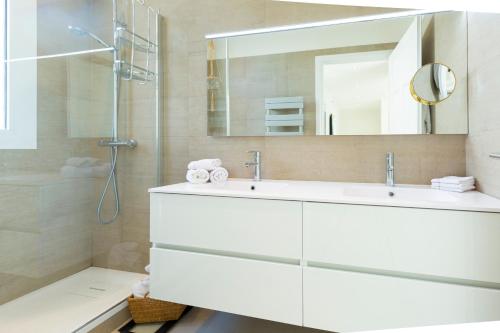 a bathroom with a white sink and a mirror at DIEPEDALE - 3 PIECES - PARKING - Carré d'or Menton in Menton