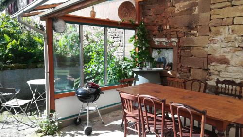 Lohr的住宿－Le havre de grès，一间带木桌和椅子的用餐室