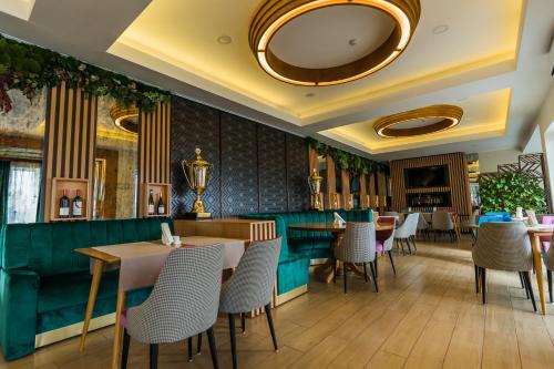 a dining room with tables and chairs in a restaurant at Solay in Oradea