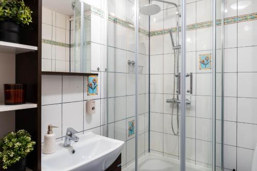 W łazience znajduje się prysznic i umywalka. w obiekcie Novinea Noclegi Ostrów Tumski w Poznaniu