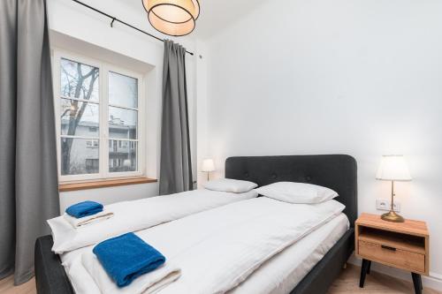 ein Schlafzimmer mit einem großen Bett und einem Fenster in der Unterkunft Apartament Słowackiego by Your Freedom in Warschau